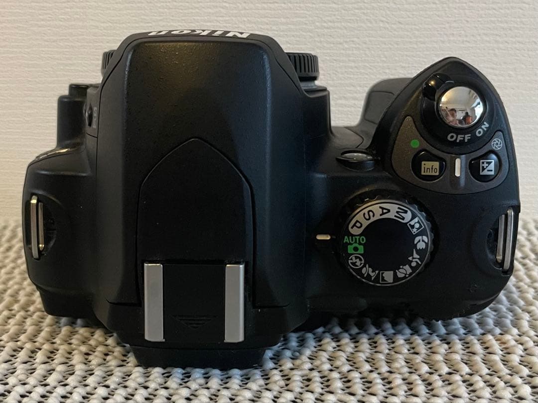 Nikon D40 本体 バッテリー、充電器と(2冊雑誌付属)