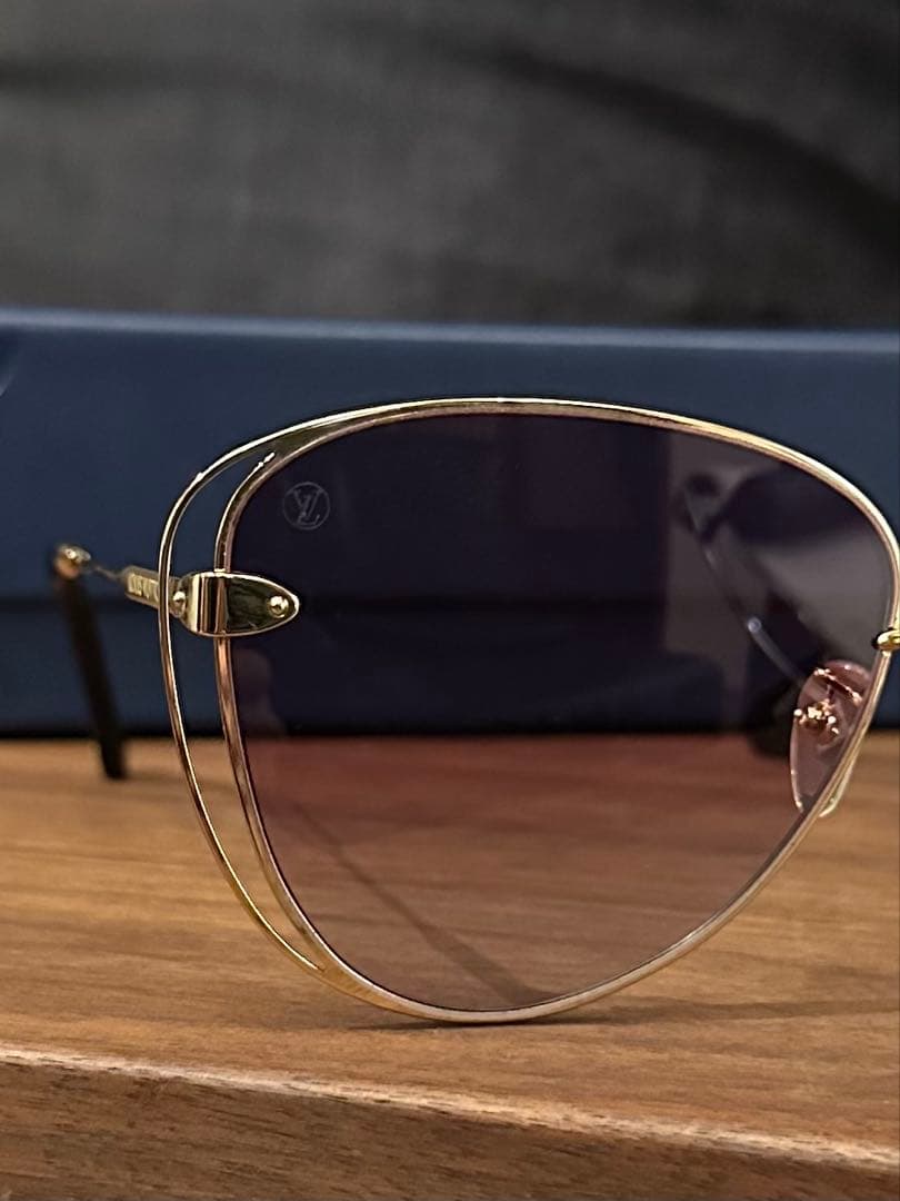Louis Vuitton アビエイターサングラス ピンクレンズ