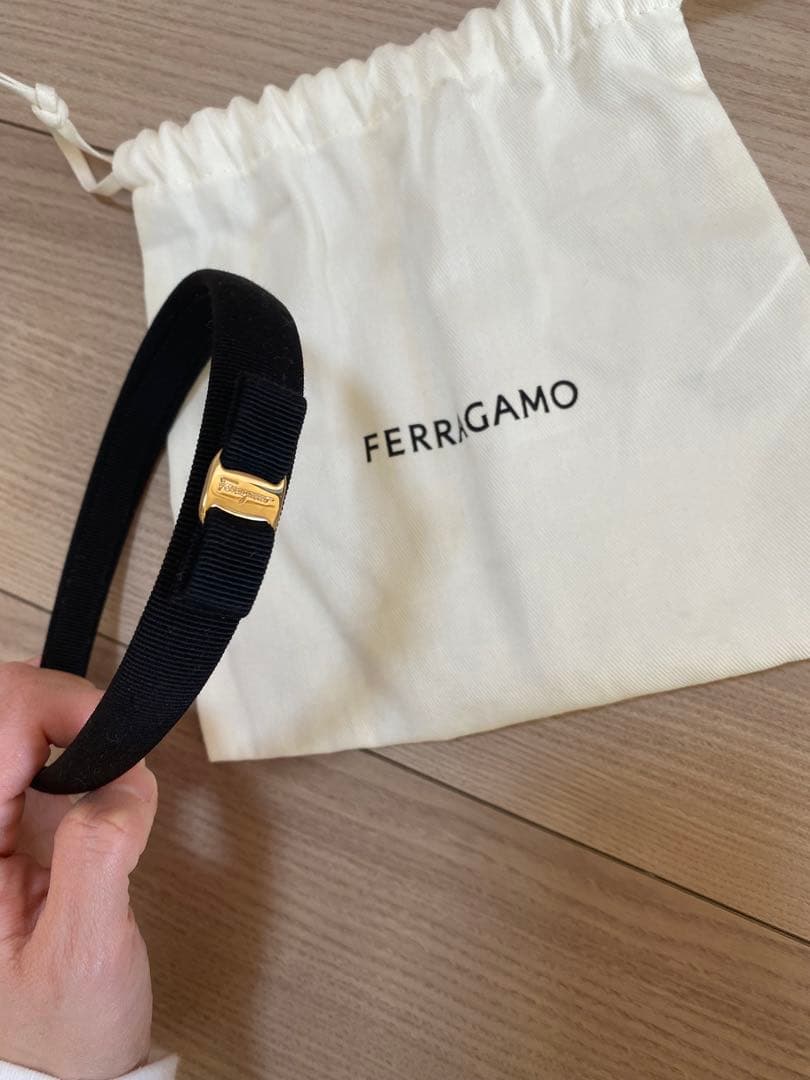 FERRAGAMO ブラックヘアバンド