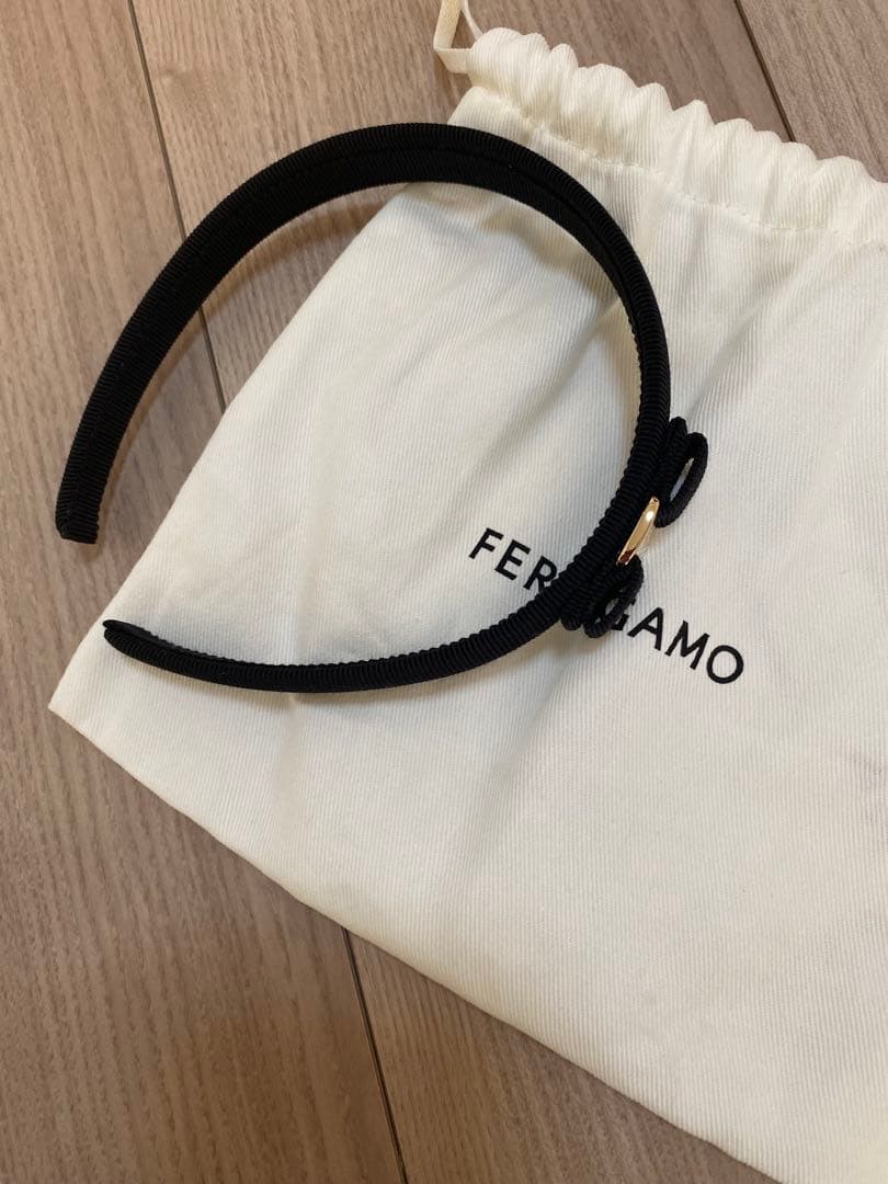 FERRAGAMO ブラックヘアバンド