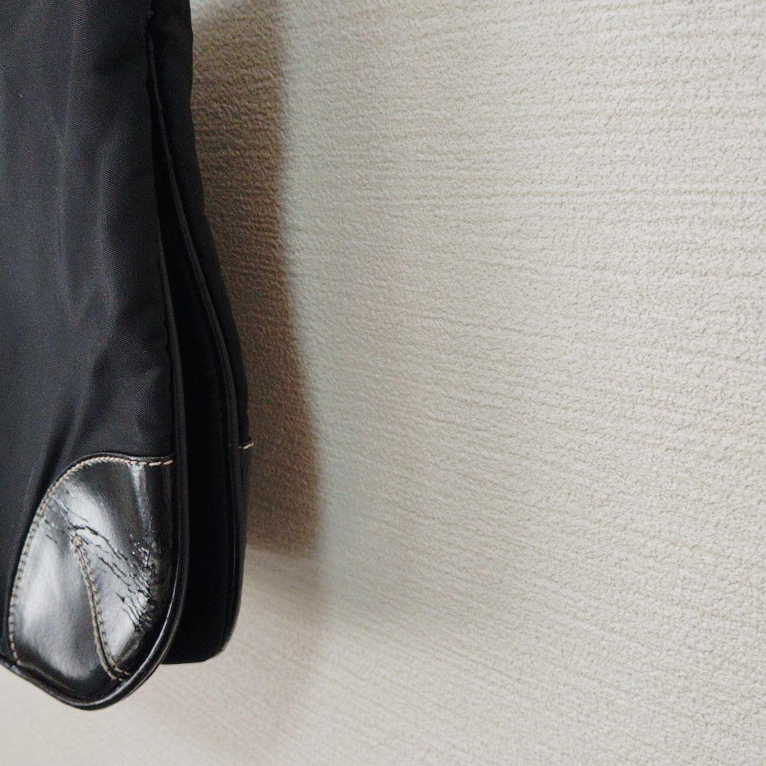 PRADA ブラック ショルダーバッグ レザー　斜め掛け　三角プレート