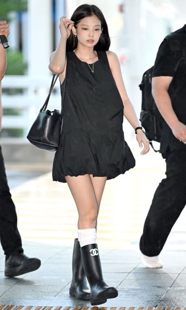 Jennie着用　AMOMENTO Volume Mini Dress
