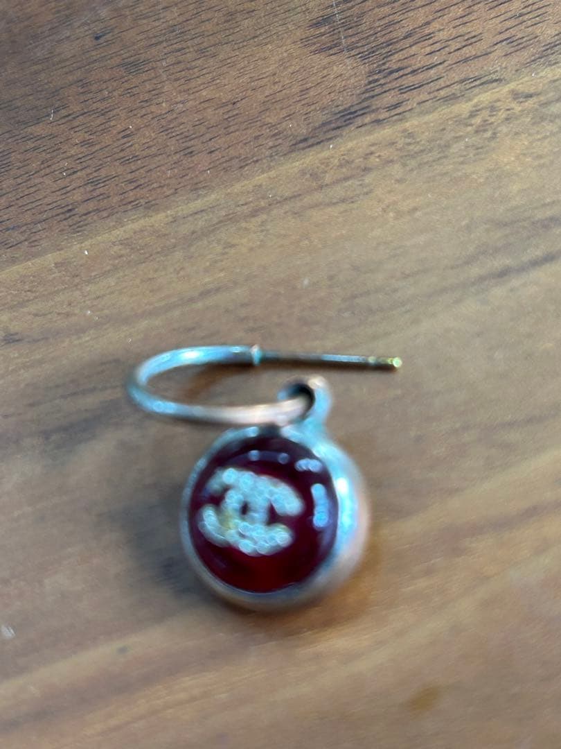 CHANEL シャネル赤と金属のラウンド型ピアス片耳