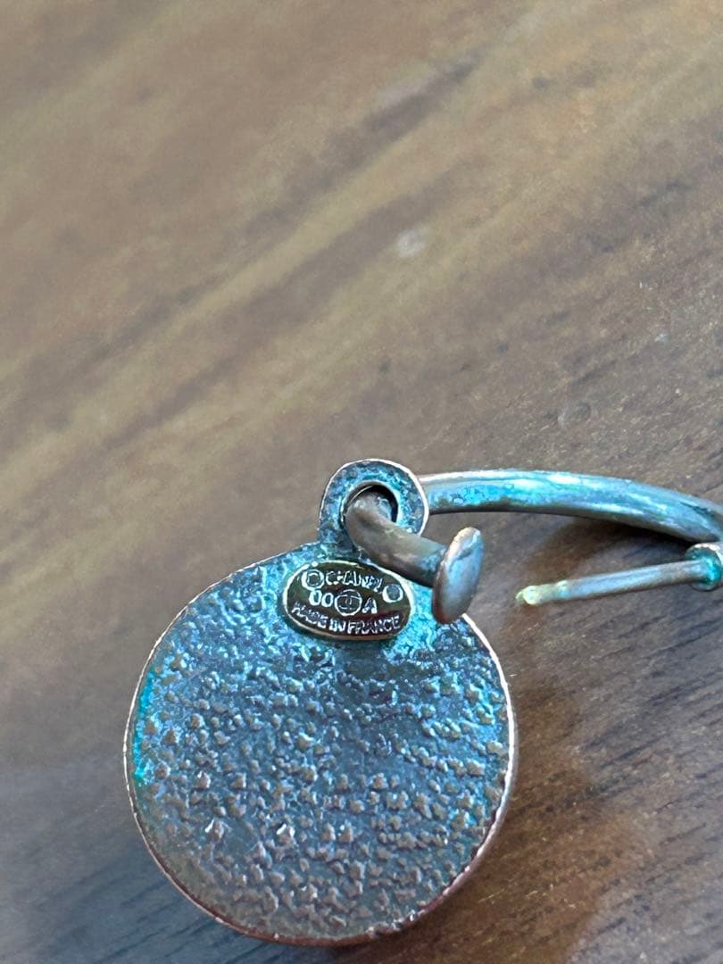 CHANEL シャネル赤と金属のラウンド型ピアス片耳