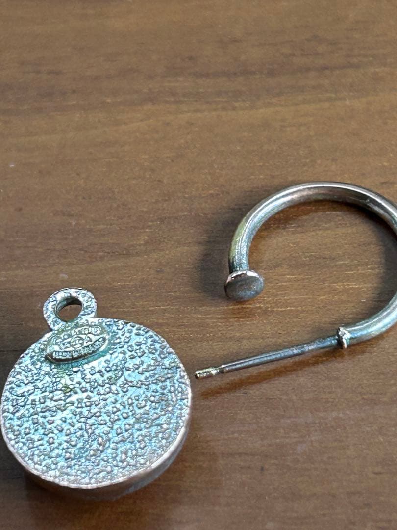 CHANEL シャネル赤と金属のラウンド型ピアス片耳