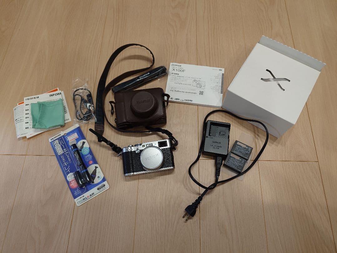 FUJIFILM X100F 本体 箱あり 専用ケース、予備バッテリー付き