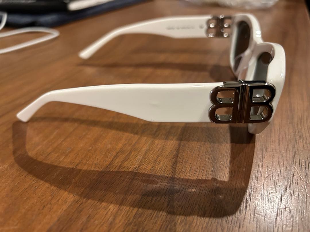 BALENCIAGA ホワイトサングラス BBロゴ付き