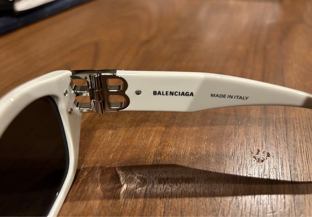 BALENCIAGA ホワイトサングラス BBロゴ付き