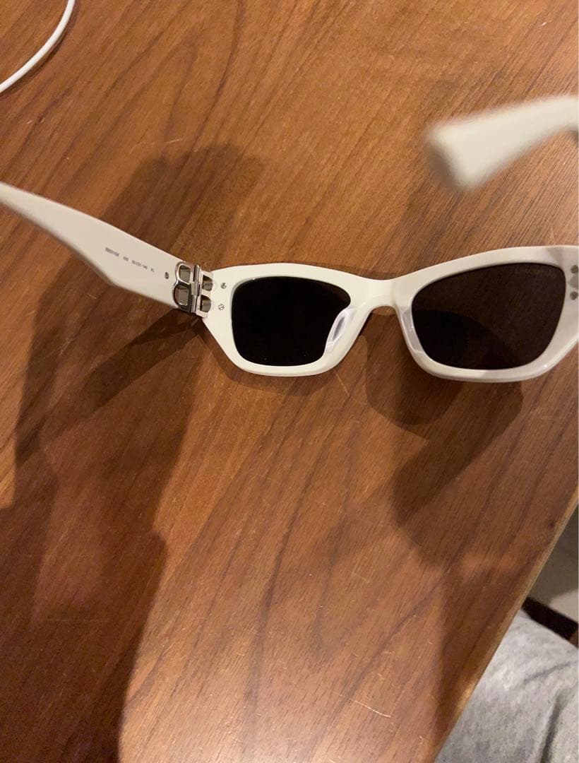 BALENCIAGA ホワイトサングラス BBロゴ付き