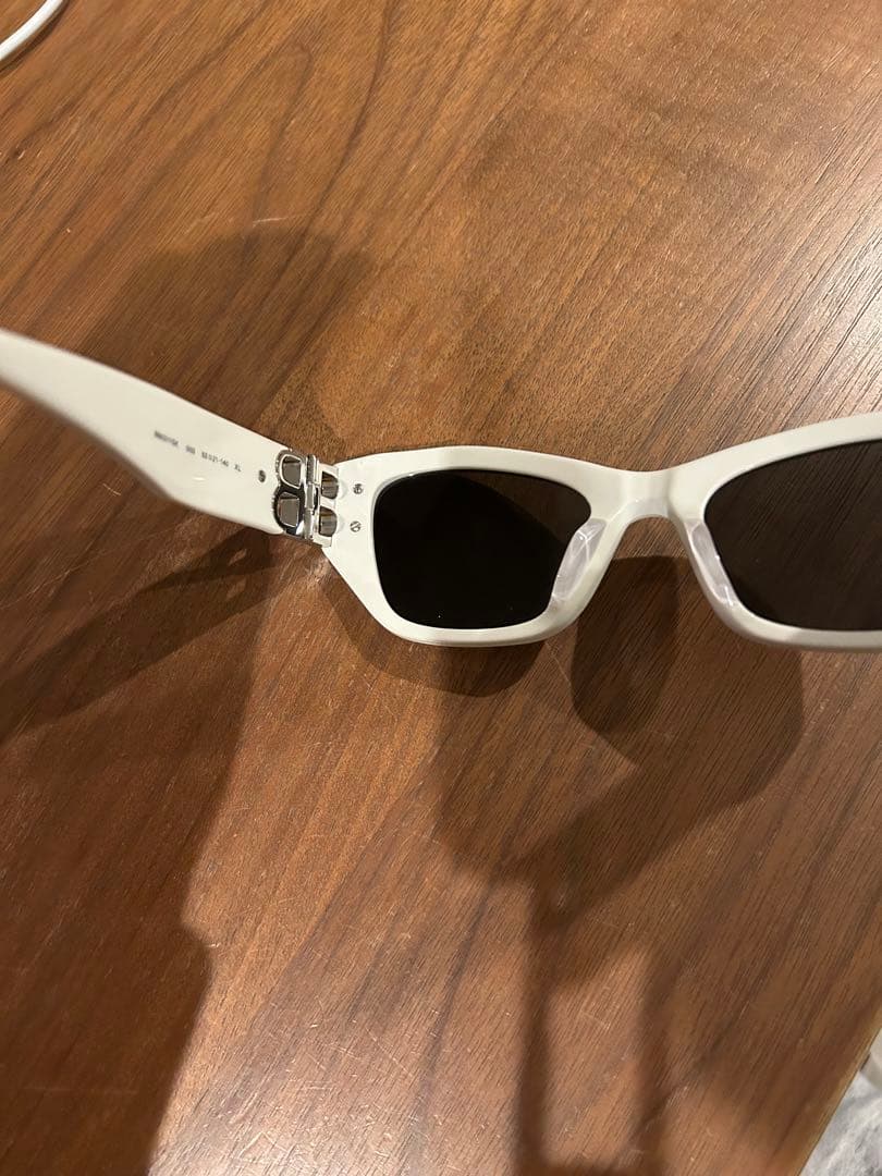 BALENCIAGA ホワイトサングラス BBロゴ付き