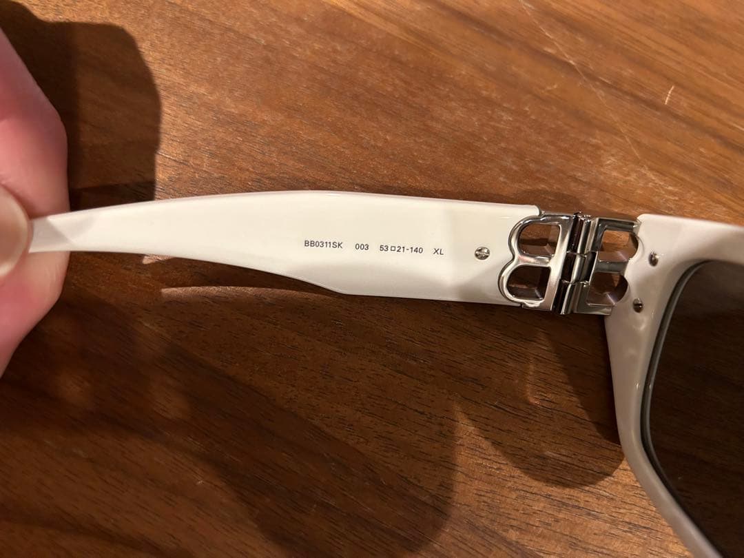 BALENCIAGA ホワイトサングラス BBロゴ付き