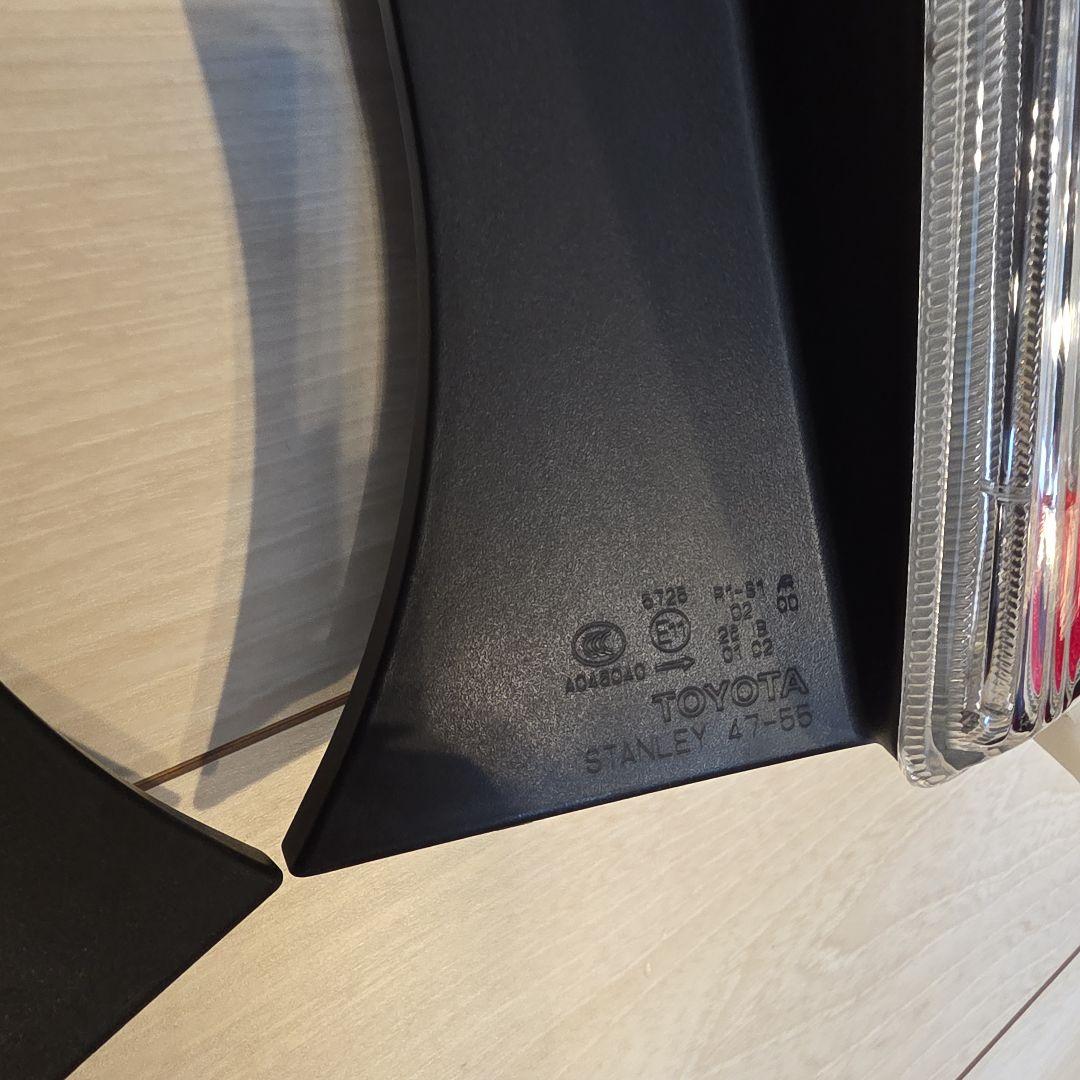 30　プリウス　後期　純正テールランプ　極美品