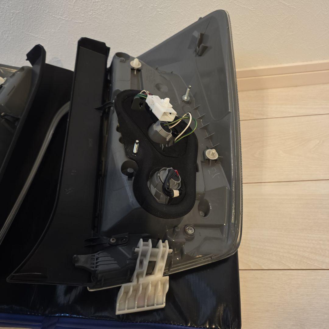 30　プリウス　後期　純正テールランプ　極美品