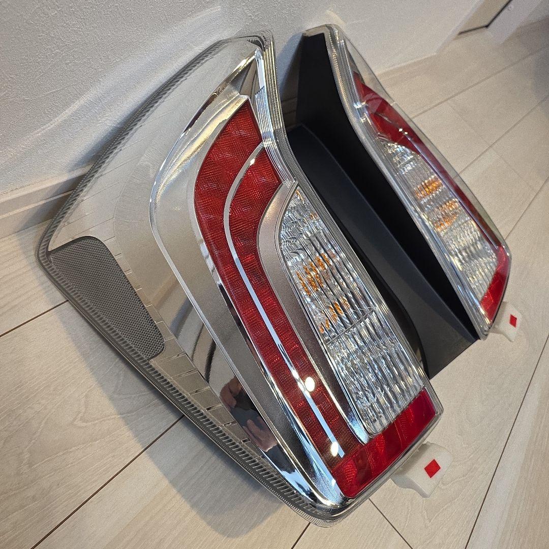 30　プリウス　後期　純正テールランプ　極美品