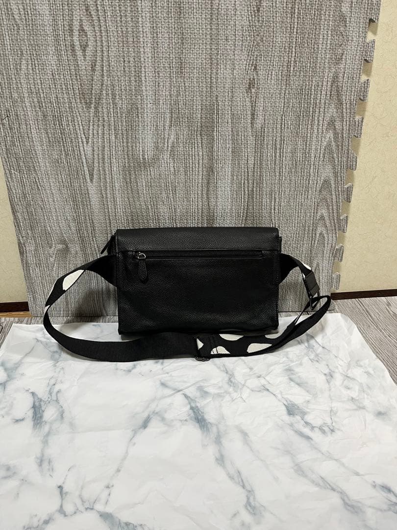 【美品】イアパピヨネ 柄 ワイドテープ ショルダー バッグ ブラック ボディ