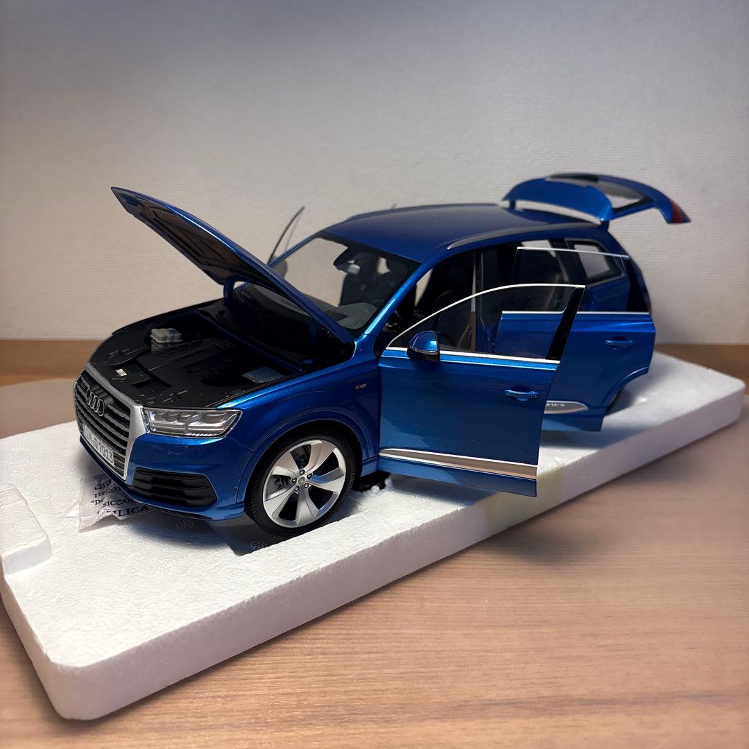 ミニチャンプス　Audi アウディ　Q7 1/18スケール ミニカー　ブルー