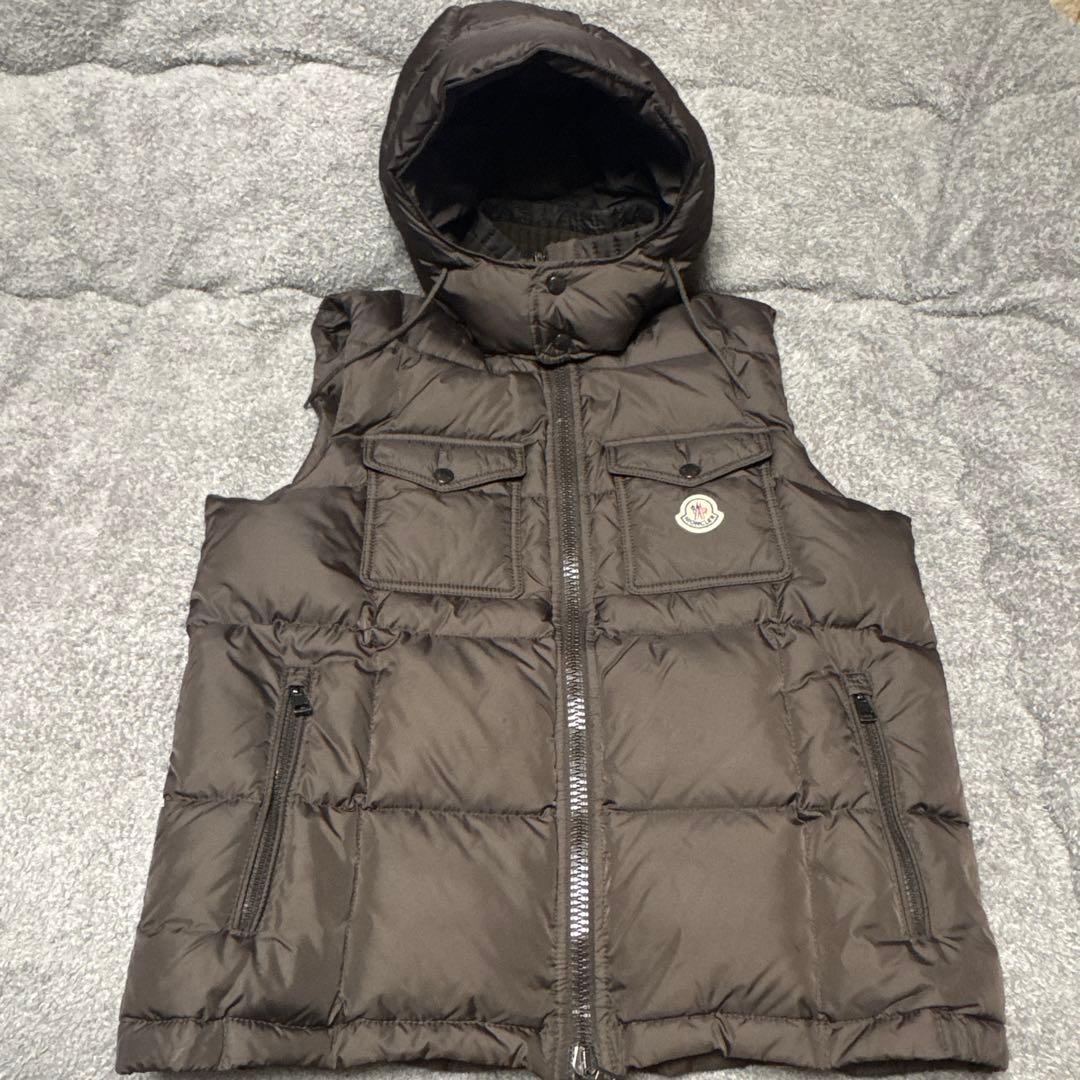 MONCLER ブラウン ダウンベスト フード付き