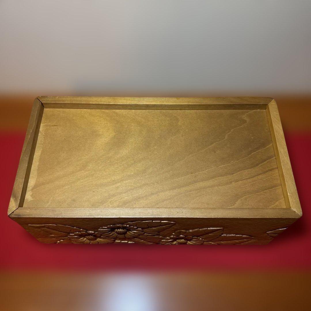 ②木彫り　BOXティッシュケース横　マーガレット