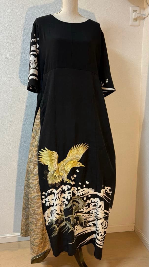 《131cm／LL〜3L》黒留袖リメイクワンピースー金糸刺繍の鷹と波文様