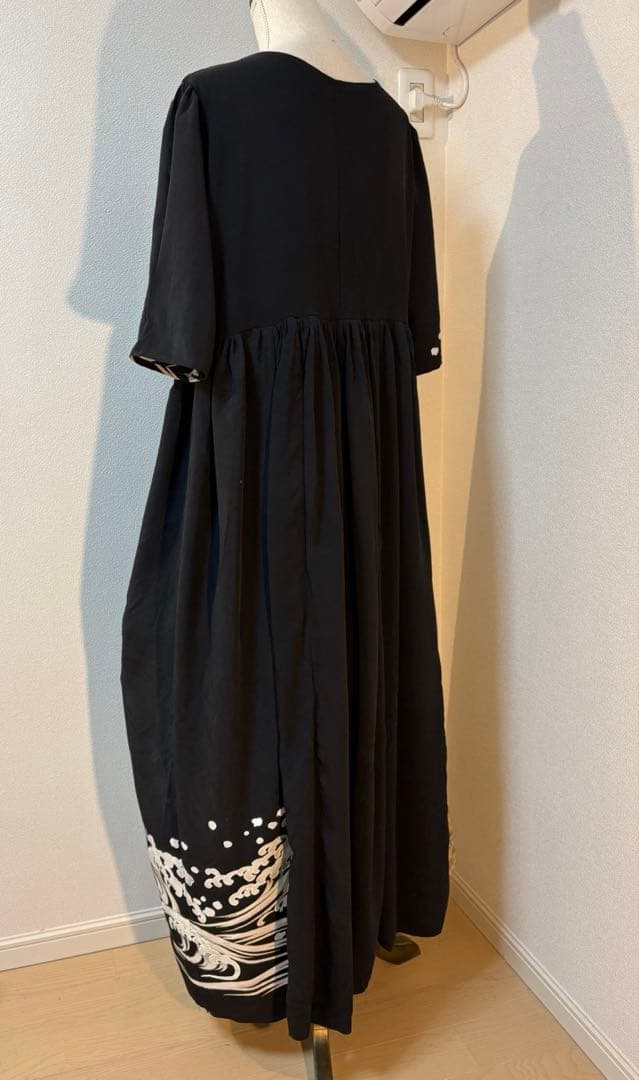 《131cm／LL〜3L》黒留袖リメイクワンピースー金糸刺繍の鷹と波文様