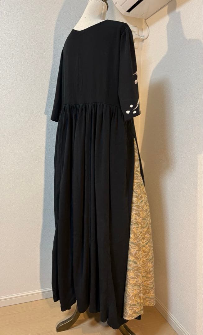 《131cm／LL〜3L》黒留袖リメイクワンピースー金糸刺繍の鷹と波文様