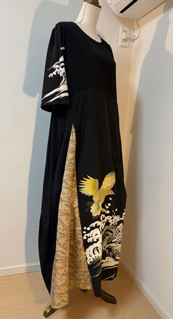《131cm／LL〜3L》黒留袖リメイクワンピースー金糸刺繍の鷹と波文様
