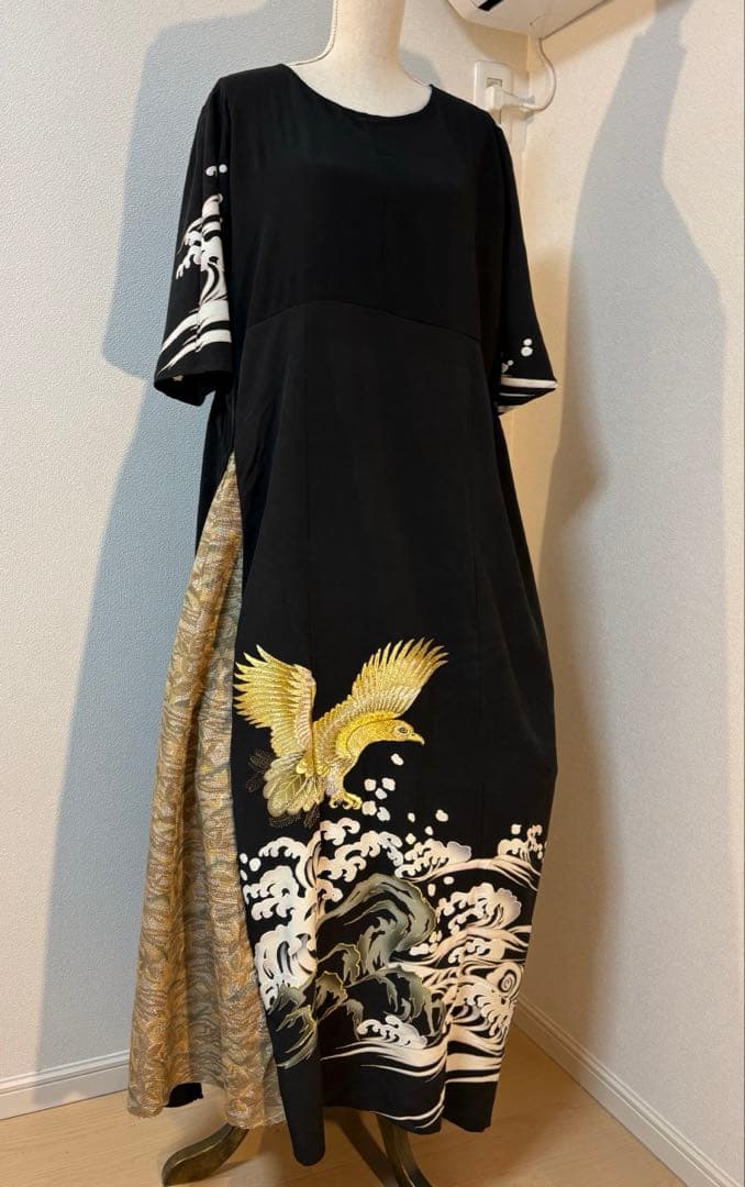 《131cm／LL〜3L》黒留袖リメイクワンピースー金糸刺繍の鷹と波文様