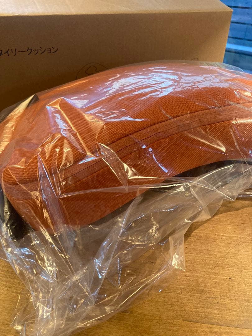 【美品】フィットネスクラブがつくったスタイリークッション　オレンジ　ディノス