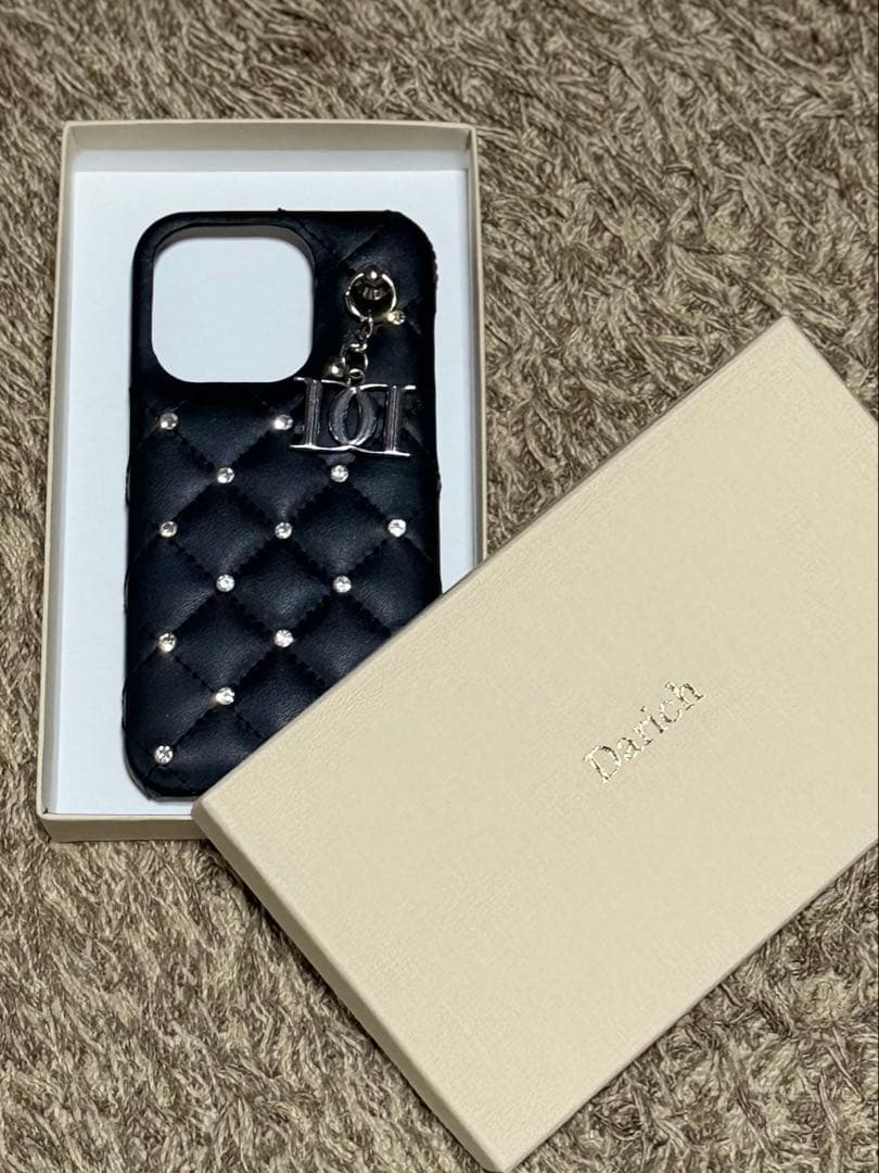 ダーリッチ キルティングビジューDDチャームiPhoneケースBLK 14Pro