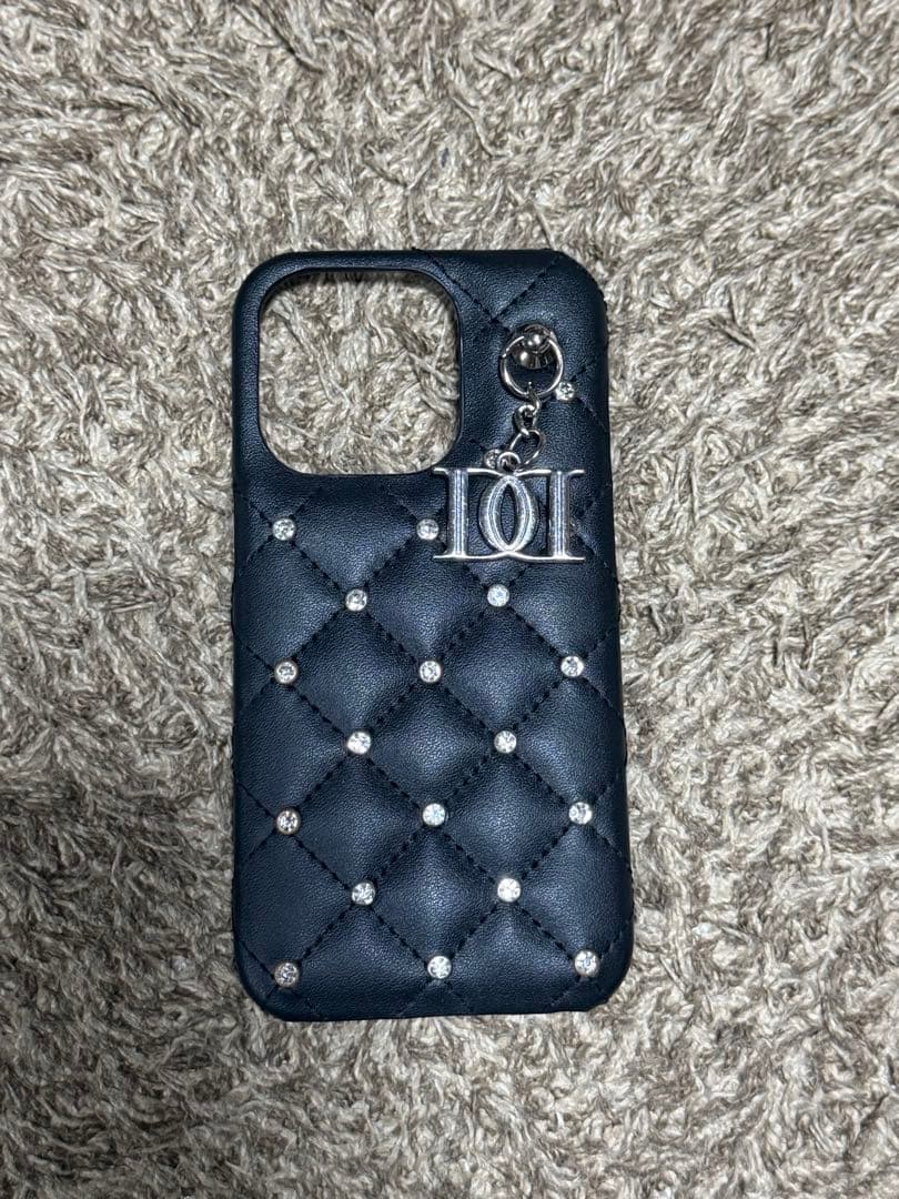 ダーリッチ キルティングビジューDDチャームiPhoneケースBLK 14Pro