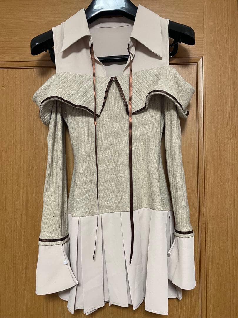 Randy ビジュープレッピーカットショルダーワンピース