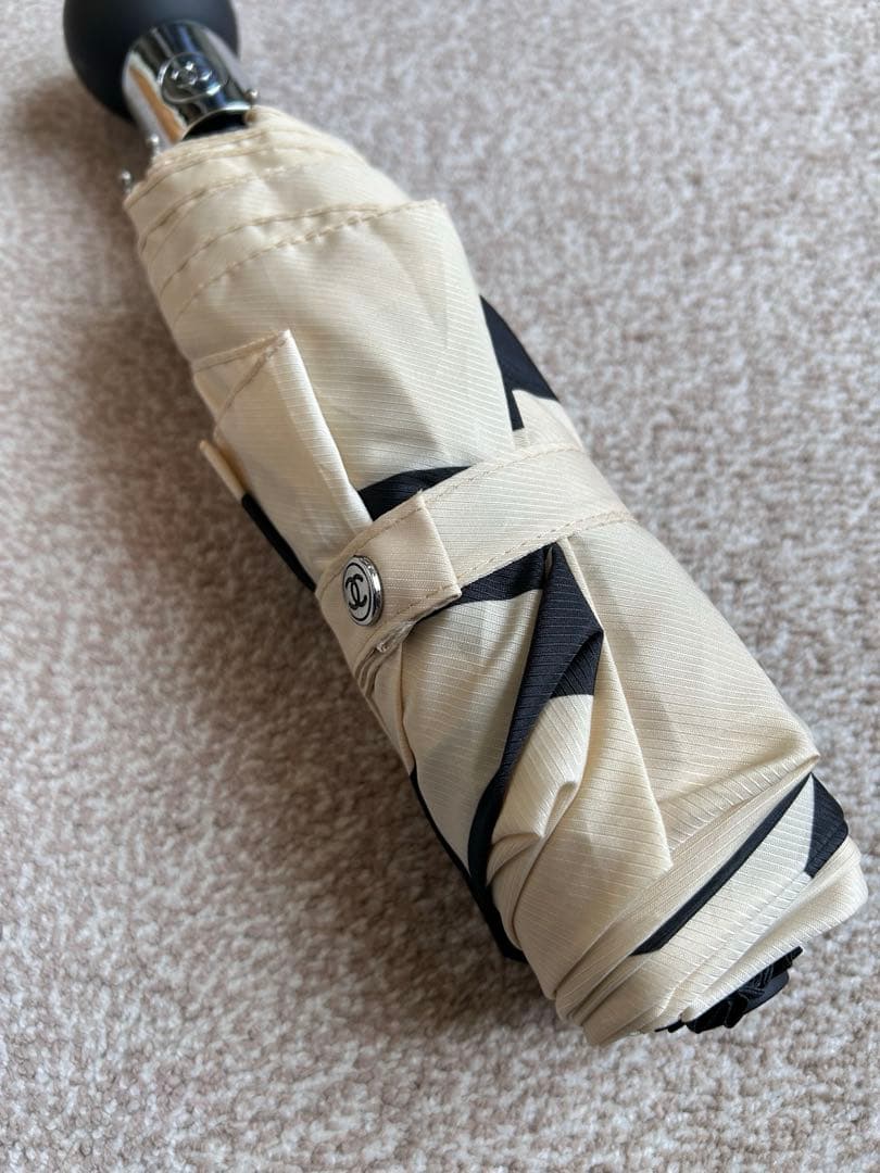 美品！CHANEL 折りたたみ傘 カメリア　ホワイト