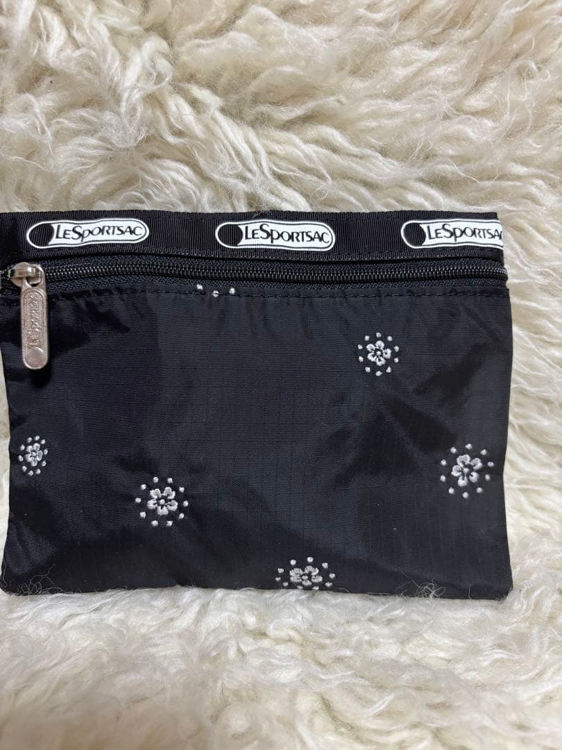 ❤️新品・タグ付き　LeSportsac 刺繍入りブラック ショルダーバッグ❤️