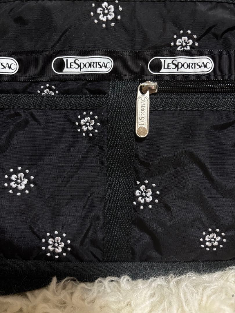 ❤️新品・タグ付き　LeSportsac 刺繍入りブラック ショルダーバッグ❤️