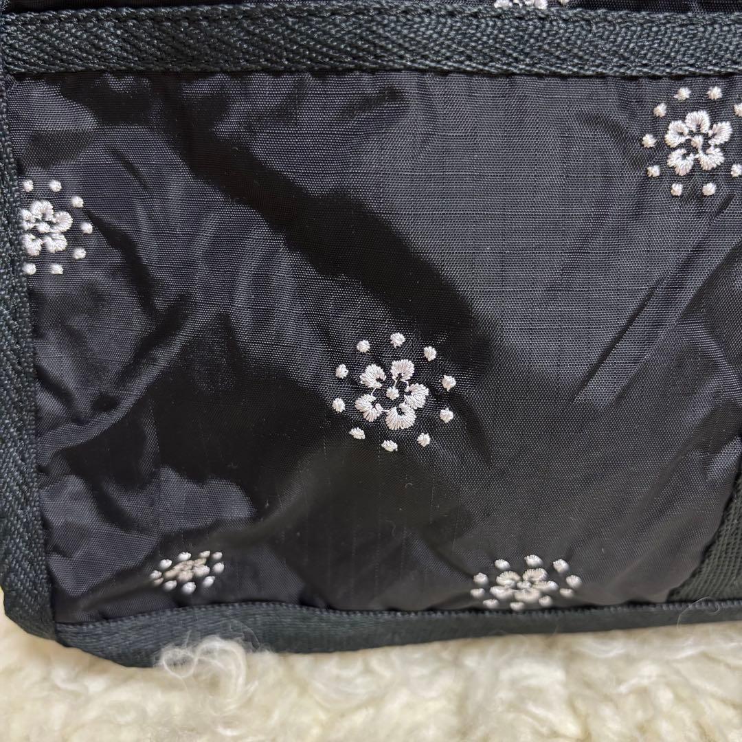 ❤️新品・タグ付き　LeSportsac 刺繍入りブラック ショルダーバッグ❤️