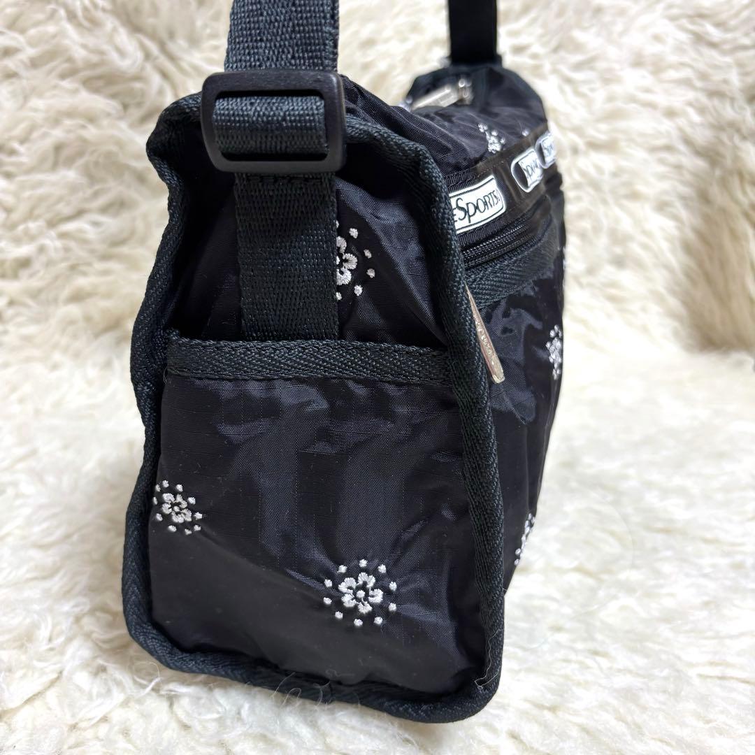 ❤️新品・タグ付き　LeSportsac 刺繍入りブラック ショルダーバッグ❤️