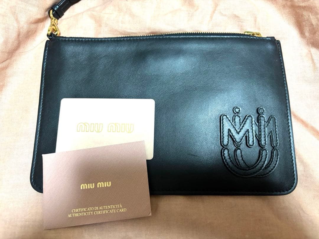 MIU MIUクラッチバッグ ストラップ付き