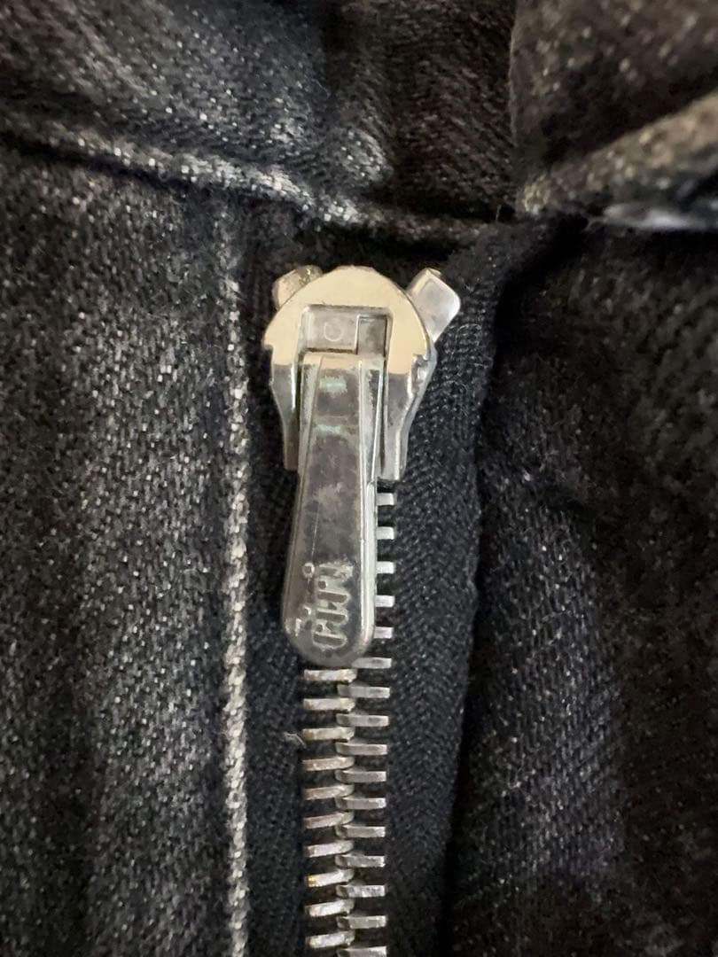 ナンバーナインのグランジデニム、ブラック