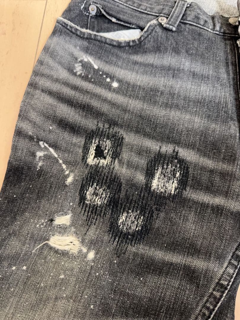 ナンバーナインのグランジデニム、ブラック