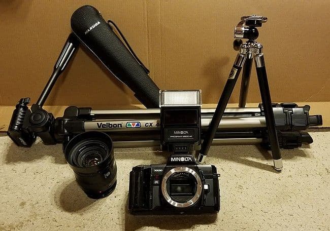 MINOLTAカメラと三脚とフラッシュ