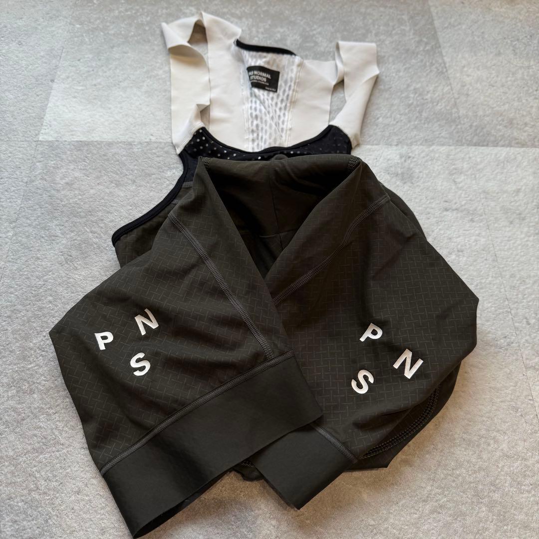 PAS NORMAL STUDIOS ビブタイツ カーキ　グリーン