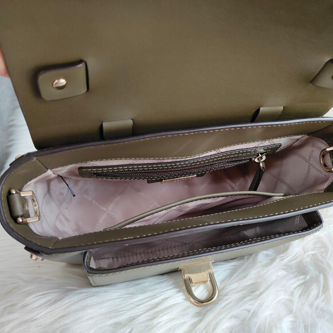 Michael Kors メッセンジャーバッグ オリーブグリーン スタッズ付き