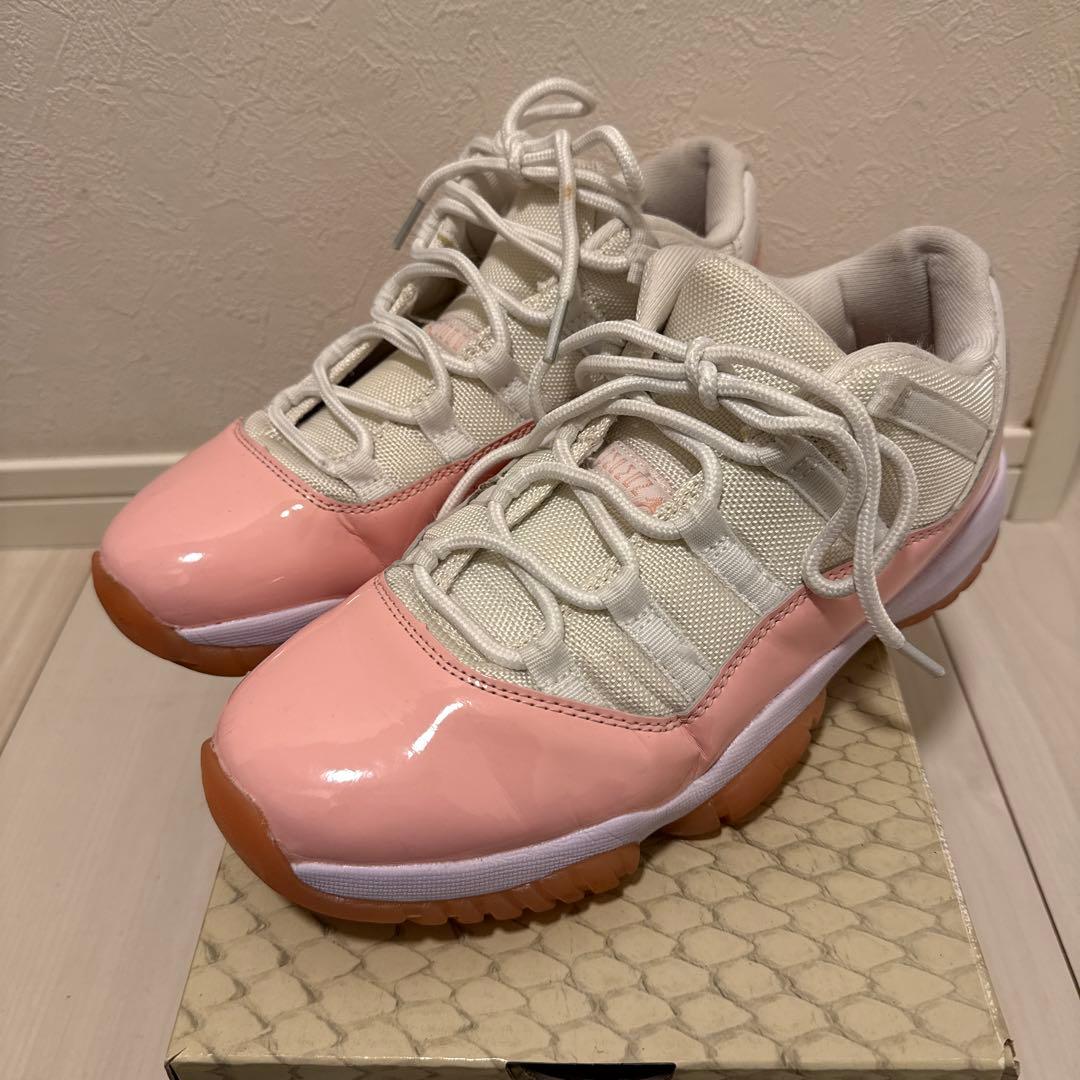 ウィメンズ エア ジョーダン 11 レトロ ローのホワイト/レジェンドピンク