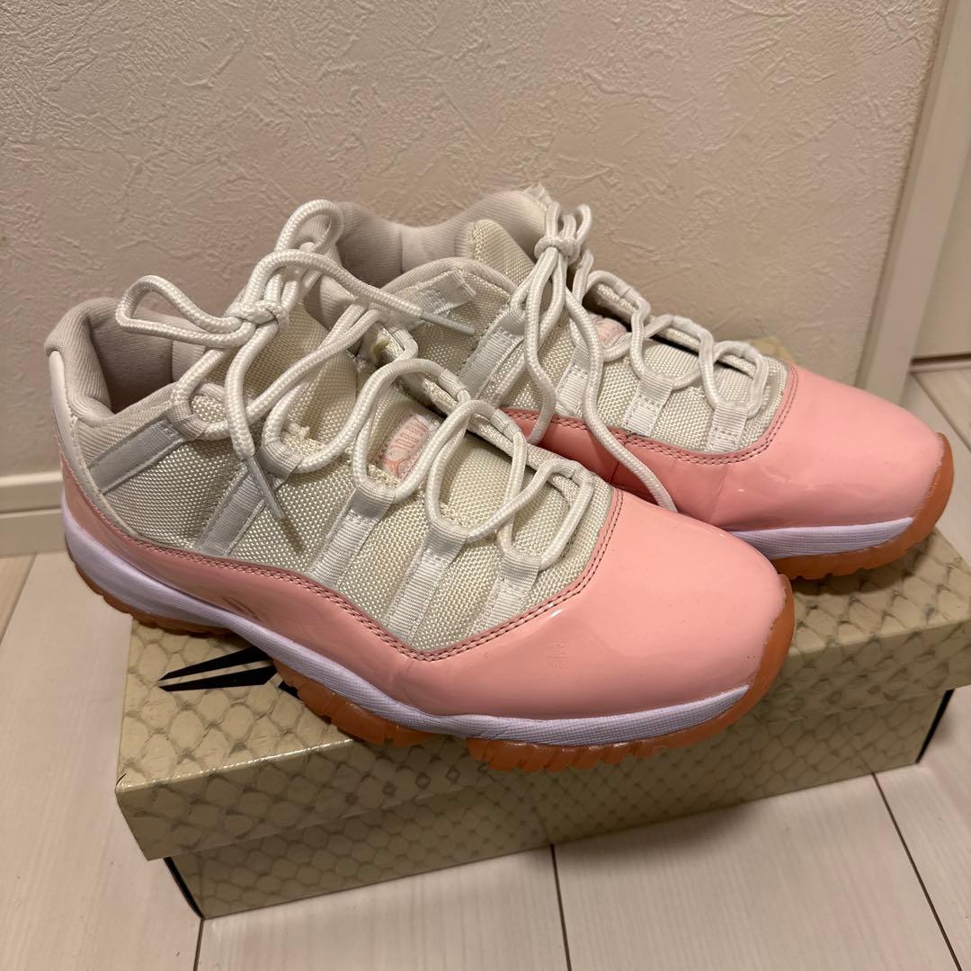 ウィメンズ エア ジョーダン 11 レトロ ローのホワイト/レジェンドピンク