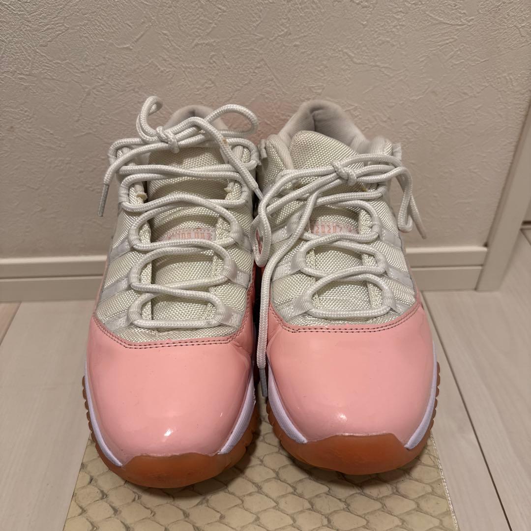 ウィメンズ エア ジョーダン 11 レトロ ローのホワイト/レジェンドピンク