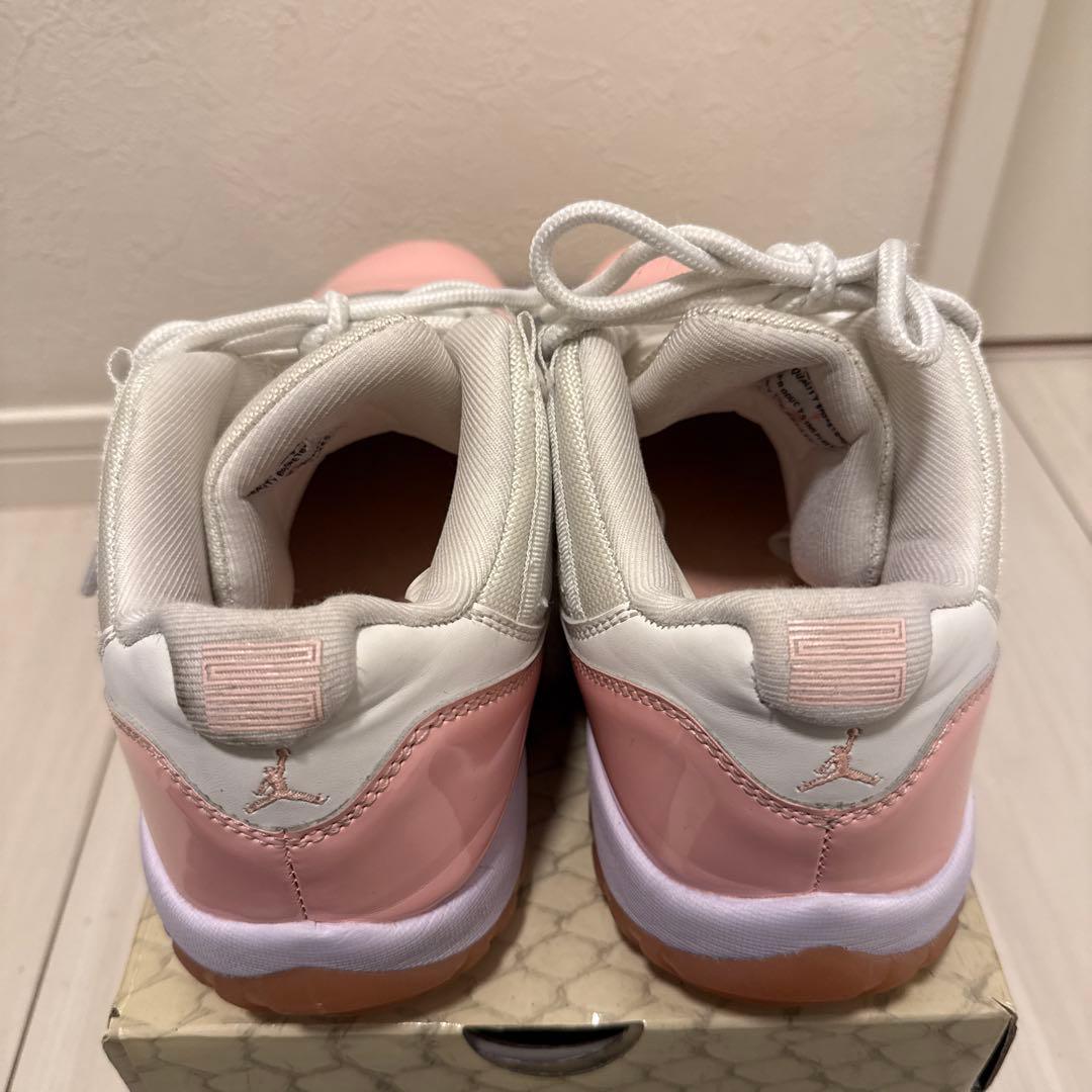 ウィメンズ エア ジョーダン 11 レトロ ローのホワイト/レジェンドピンク