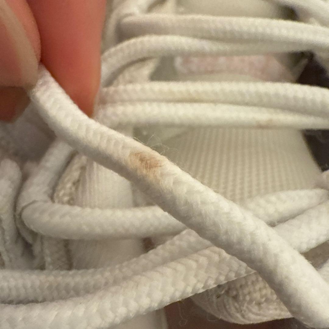 ウィメンズ エア ジョーダン 11 レトロ ローのホワイト/レジェンドピンク