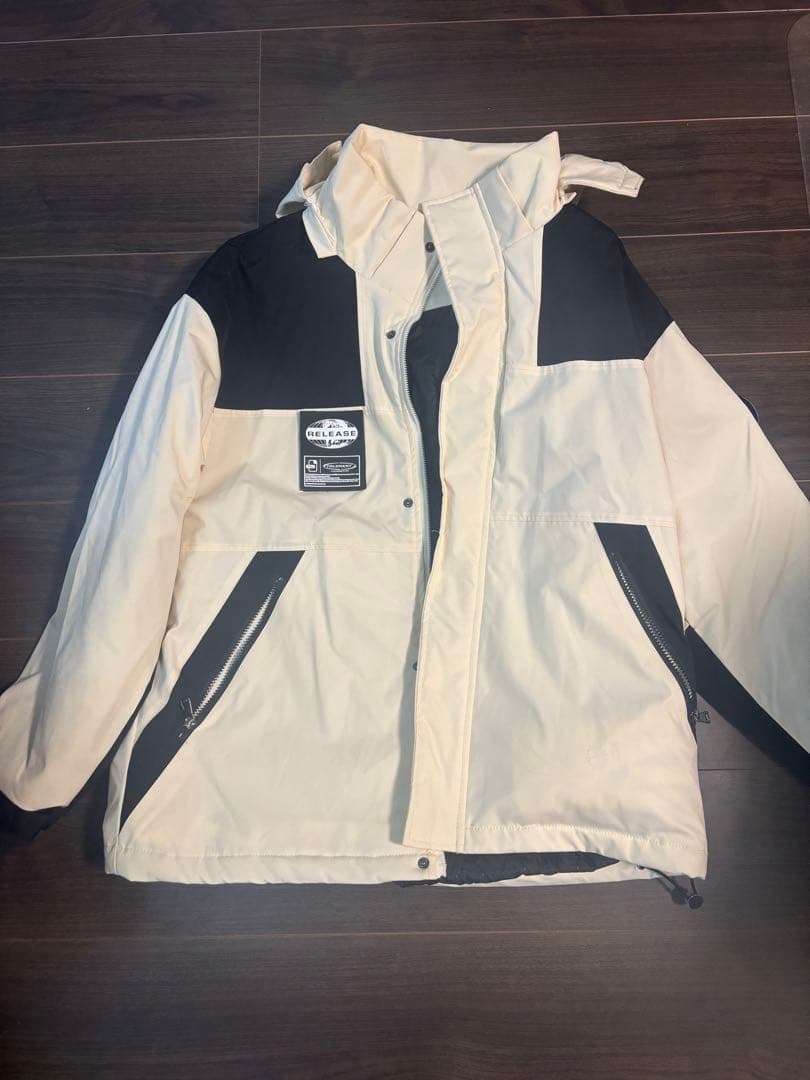 スノーボードウェア 防寒ジャケット・パンツ 2点セット ベージュ Lサイズ