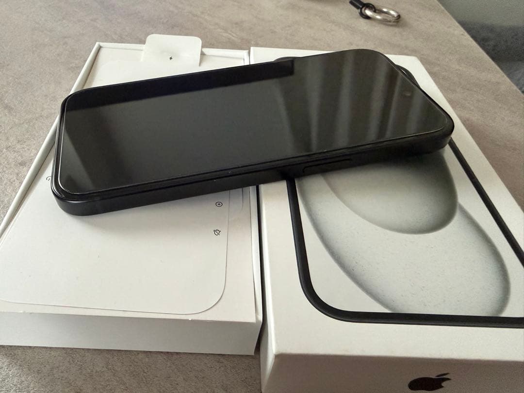 iPhone 15 128GB ブラック　SIMフリー