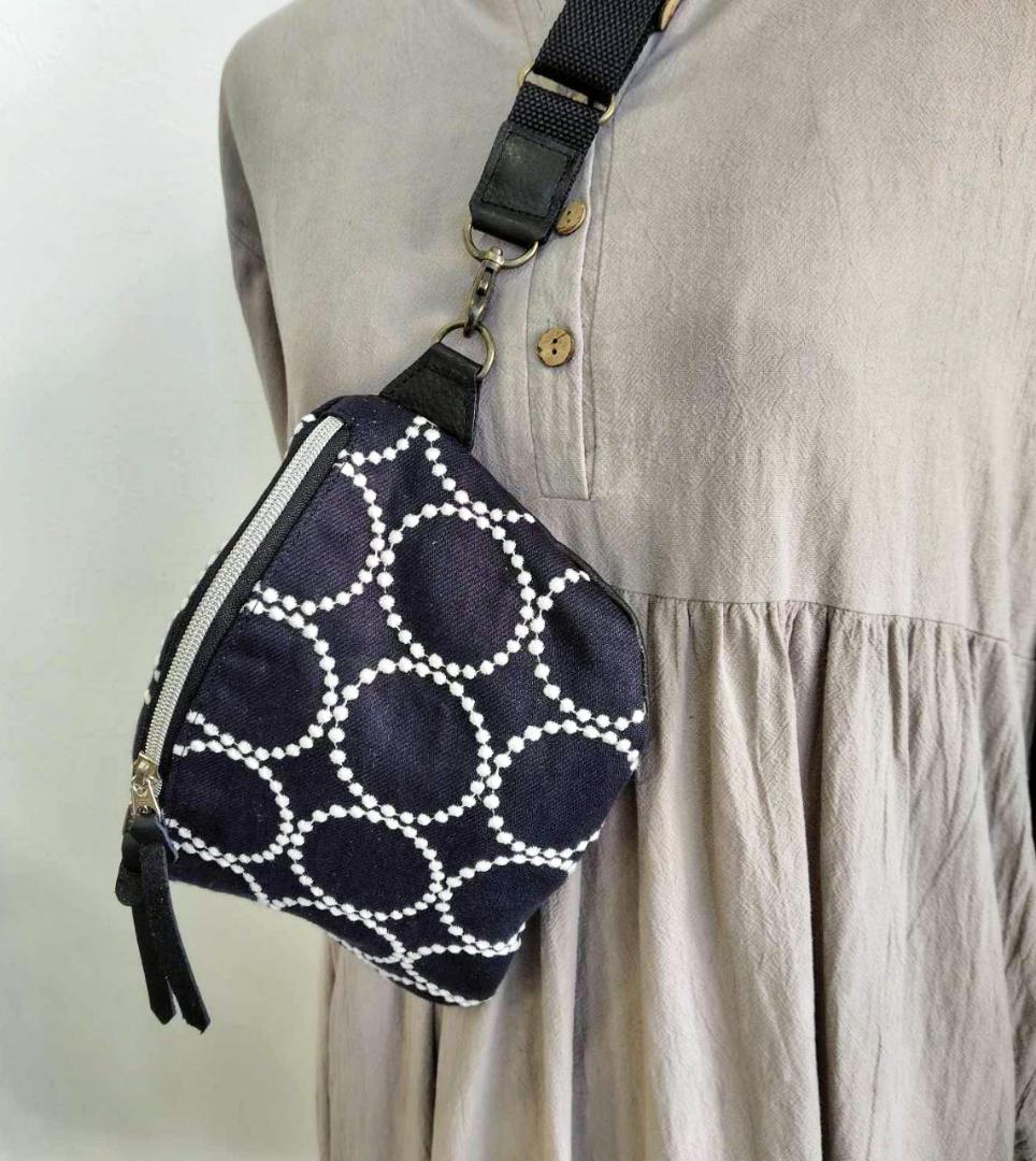 ミナペルホネン/tambourine タンバリンネイビー×白/ボディーバッグ本革